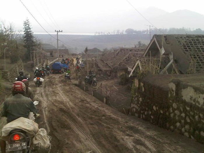Dilarang ke Rumah, Pengungsi Kelud Ini Hilir Mudik Selamatkan Ternak