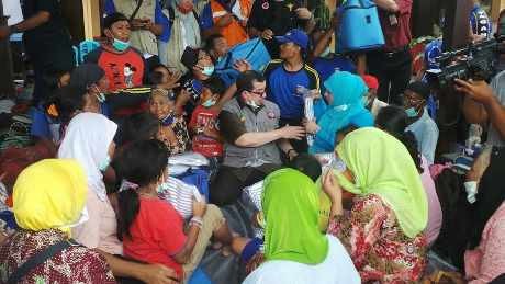 Pesan Mensos Pada Pengungsi Gunung Kelud di Kediri: Yang Penting Sabar