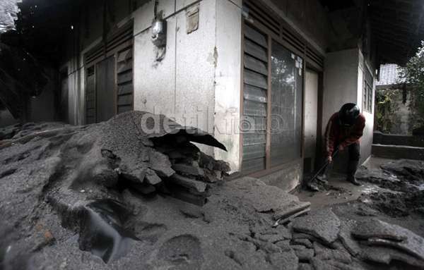 Material Vulkanik Gunung Kelud Terseret Air Hujan