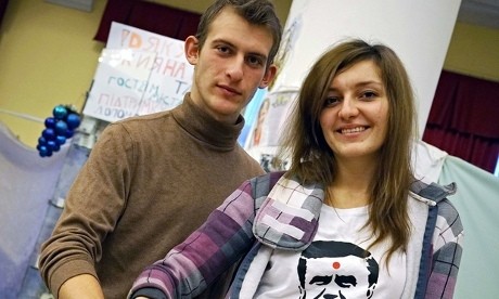 Jalan Cinta Sejoli Demonstran Ukraina, Menikah di Depan Barikade Polisi