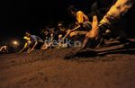 Santri Pesantren Bersihkan Abu Vulkanik