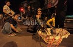 Santri Pesantren Bersihkan Abu Vulkanik