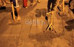 Santri Pesantren Bersihkan Abu Vulkanik