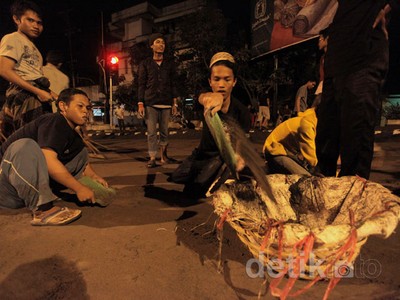 Santri Pesantren Bersihkan Abu Vulkanik