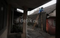 Lokasi Desa Pandansari yang berdekatan dengan wisata waduk Selorejo ini kondisinya cukup parah. Terlihat seorang warga yang sedang mencoba membetulkan atap rumahnya yang rusak akibat abu vulkanik.     
