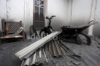 Sebuah kendaran bermotor hanya tinggal terlihat rangkanya setelah terlena dampak letusan Gunung Kelud.
