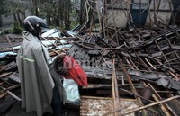 Seluruh atap rumah warga berlubang terkena material Gunung Kelud dan beberapa diantaranya ambruk.
