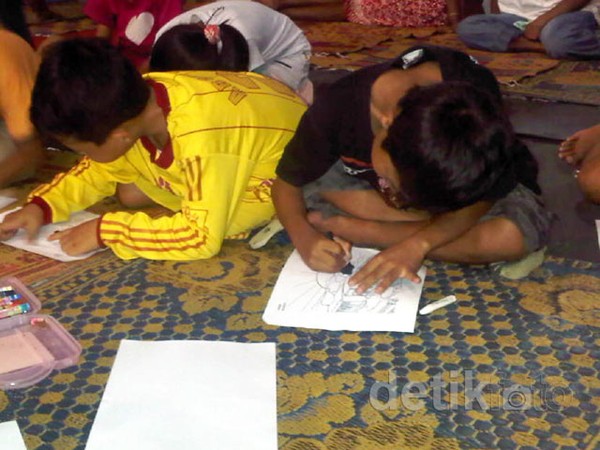 Relawan Hibur Anak-anak di Pengungsian