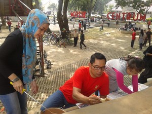 Wali Kota Ridwan Kamil dan Warga Bahu-Membahu Ngecat Taman Musik Centrum