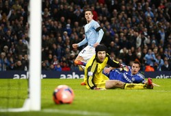 Di menit 17 Edin Dzeko menyodorkan umpan untuk Jovetic yang membuka ruang di sayap kanan. Tak buang peluang eks striker Fiorentina itu lantas menyepak bola masuk ke gawang Chelsea. REUTERS/Darren Staples.     
