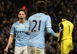 Kerja sama apik antara David Silva dan Samir Nasri ini menambah keunggulan City menjadi 2-0 pada menit 67. Nasri Menjadi pencetak gol kedua dalam pertandingan tersebut.  REUTERS/Nigel Roddis.     