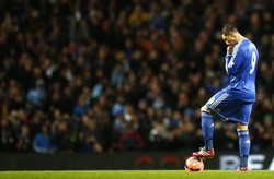 Striker Chelsea Fernando Torres tampak tertunduk saat setelah tim yang dia bela harus kebobolan 2 gol dari The Citizens. REUTERS/Darren Staples.