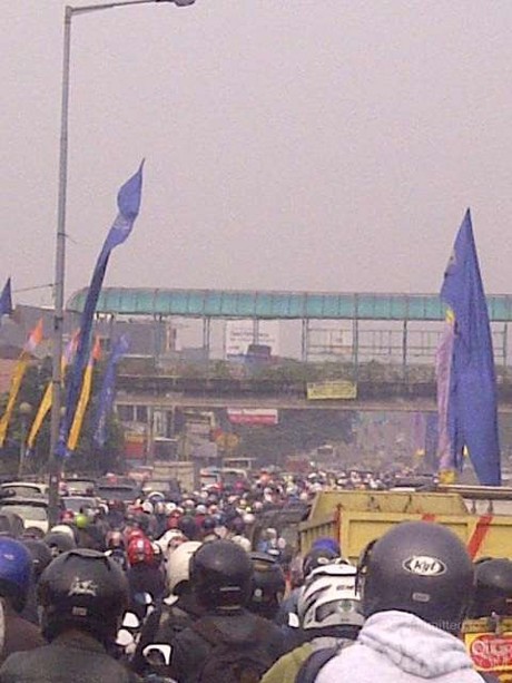 Jl Abdullah Syafei yang Sering Banjir Dibeton, Pemotor Kena Macet 2 Jam