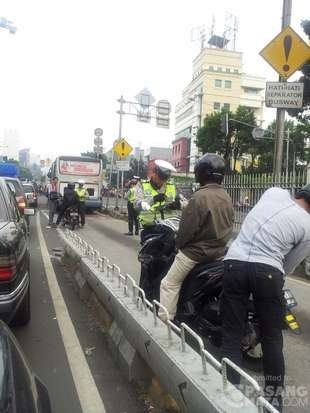 Pritt! Polisi Tilang Pemotor yang Nekat Terobos Busway di Mampang