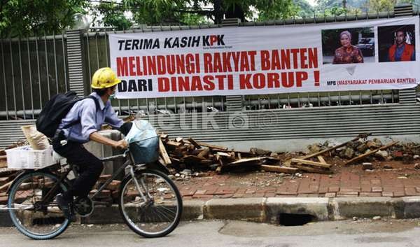 Disebut Konyol, Kewenangan Atut Harusnya Dicopot