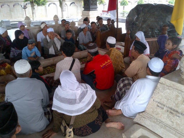Kelud Meletus, Makam Bung Karno Tetap Ramai Disambangi Peziarah