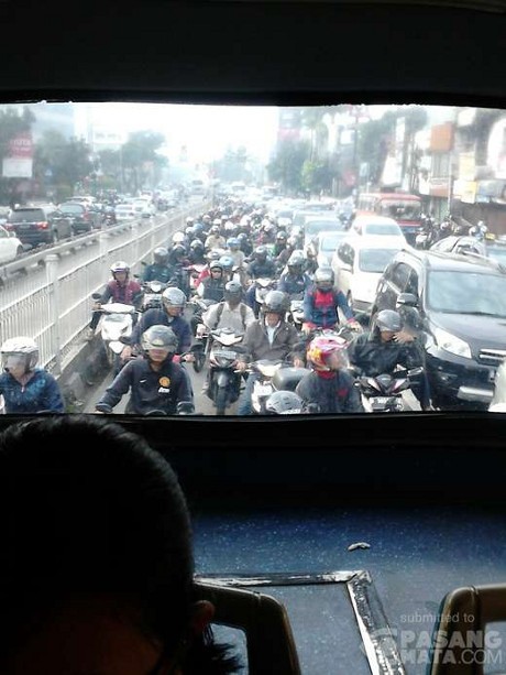 Sudah Dijaga Polisi, Jalur TransJ Mampang Masih Diserobot Puluhan Motor