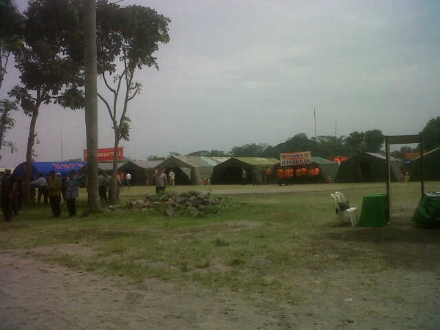 SBY Tiba di Pengungsian Kelud, Warga Berebut Minta Salaman