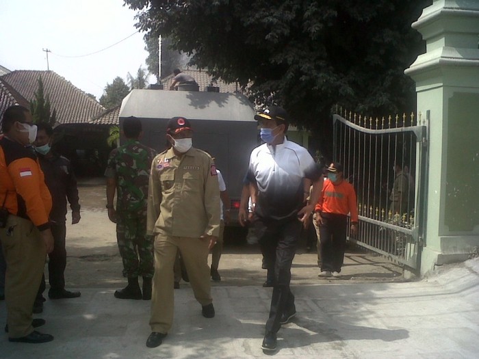 Warga Yogya Bersih-bersih Abu Kelud, Sultan Keliling Pakai Masker