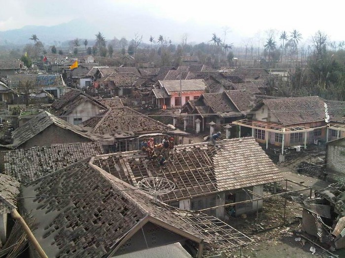 Pemandangan Atap-atap Rumah yang Bolong Setelah Dihujani Abu Kelud