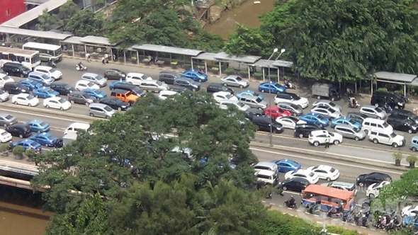 Kena Imbas Demo Buruh di Polda, Mobil-mobil Terobos Busway di Sudirman