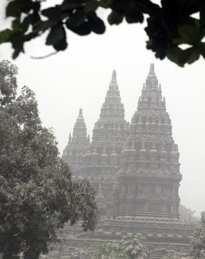 Pengelola Candi Prambanan Berharap Pembersihan Cepat Selesai