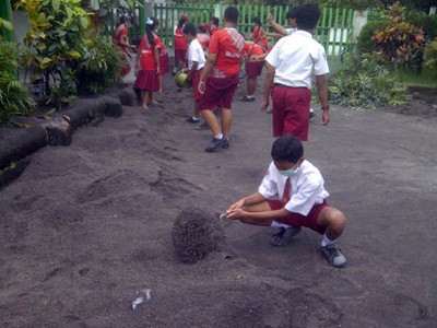 Masuk Sekolah, Pelajar di Kediri Bersih-bersih Abu Kelud