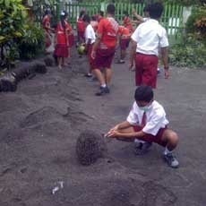 Masuk Sekolah, Pelajar di Kediri Bersih-bersih Abu Kelud