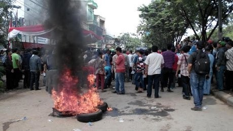 Dilempar Petasan, Polisi Balas dengan Tembakan