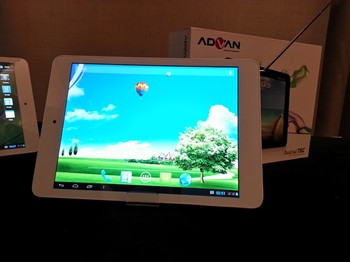 Kelebihan lainnya yang juga ditawarkan adalah fitur TV tuner. Tak hanya menjadi penunjang aktivitas bekerja, tablet ini pun dapat dapat difungsikan sebagai perangkat TV Instan.
