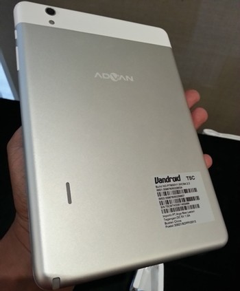 Untuk sektor desain, Advan Mini 8 boleh diacungi jempol karena telah menggunakan material almunium pada bagian belakang. Membuatnya terlihat lebih premium ketimbang tablet lain sekelasnya yang masih menggunakan material plastik.