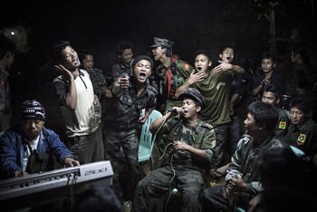 Juara pertama Daily Life Single dimenangkan Julius Schrank asal Jerman. Ia menjepret para tentara kemerdekaan Burma sedang bernyanyi.