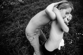 Juara pertama People Observed Portrait Stories diperoleh Carla Kogelman dari Belanda. Foto ini menunjukkan dua bersaudara sedang bercengkrama di pedesaan Austria.