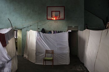 Juara pertama General News Single jatuh kepada Alessandor Penso asal Italia. Foto ini menampilkan pengungsian darurat warga Siria di Bulgaria.