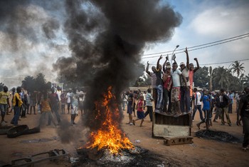 Juara kedua General News Stories dimenangkan William Daniels dari Perancis. Foto ini menampilkan demonstrator di Repulik Afrika Tengah yang meminta presiden lengser.