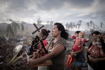 Juara Pertama Spot News Single dimenangkan Philipe Lopez dari Perancis. Foto ini menampilkan warga yang bertahan di tengah terjangan topan Haiyan di Filipina.