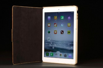 Penampakan iPad Air dalam casing bambu. (kredit foto: digitaltrends)