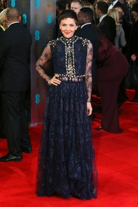 Aktris Maggie Gyllenhaal tampil mengenakan gaun lace berwarna biru gelap dari Lanvin. Chris Jackson/Getty Images.