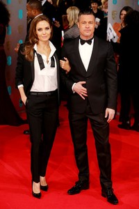     Tidak memakain gaun yang mewah, di BAFTA 2014 Jolie memilih tuxedo yang tampak serasi dengan Brad Pitt. REUTERS/Suzanne Plunkett.