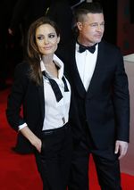 Serasi dengan Tuxedo ala Angelina Jolie dan Brad Pitt