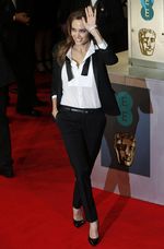 Serasi dengan Tuxedo ala Angelina Jolie dan Brad Pitt