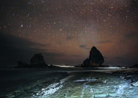 Pantai Papuma & 6 Pantai Dunia Paling Menakjubkan Malam Hari