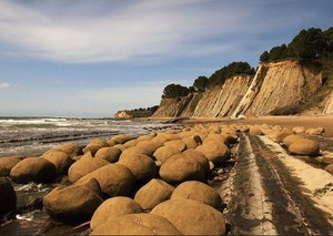 Unik! AS Punya Pantai Penuh Bola Bowling Raksasa