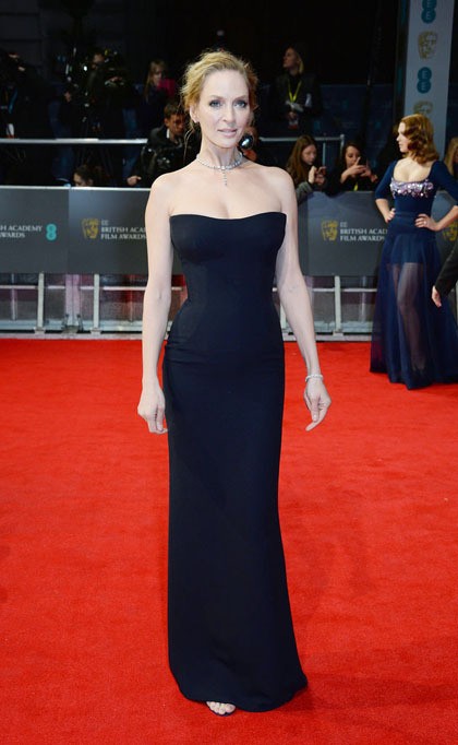 6. Minimalis, classy dan elegan menggambarkan gaun Uma Thurman malam itu. Strapless dress bergaya klasik tampil sempurna dengan tambahan kalung berlian pas leher dan juga gelang senada.