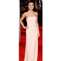 7. Gaun minimalis lainnya dikenakan oleh aktris Inggris, Samantha Barks. Meski potongannya sederhana, namun gaun warna nude ini sukses menghadirkan sisi feminin dan elegan dari aktris yang bermain di film Les Miserables itu. Seuntai kalung mutiara berwarna senada dengan gaunnya membuat tampilannya makin cantik malam itu.