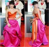 Lily Allen tampaknya sedang mecoba eksis kembali di dunia hiburan setelah vakum dari tahun 2009 silam. Iapun tampil dengan gaun Vivienne Westwood yang dramatis dan terkesan berlebihan. Selain gaun yang sudah mencuri atensi, Lily memadukannya bersama headpiece spiky warna pink dan riasan mata yang juga tebal. Sebuah clutch dengan warna coral yang senada dari Chanel melengkapi penampilannya yang colorful malam itu.