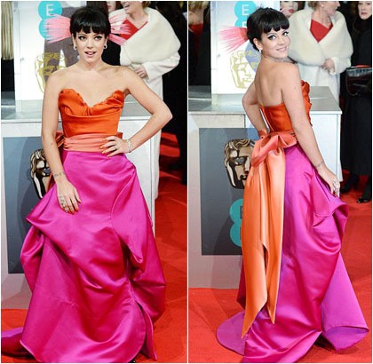 Lily Allen tampaknya sedang mecoba eksis kembali di dunia hiburan setelah vakum dari tahun 2009 silam. Iapun tampil dengan gaun Vivienne Westwood yang dramatis dan terkesan berlebihan. Selain gaun yang sudah mencuri atensi, Lily memadukannya bersama headpiece spiky warna pink dan riasan mata yang juga tebal. Sebuah clutch dengan warna coral yang senada dari Chanel melengkapi penampilannya yang colorful malam itu.
