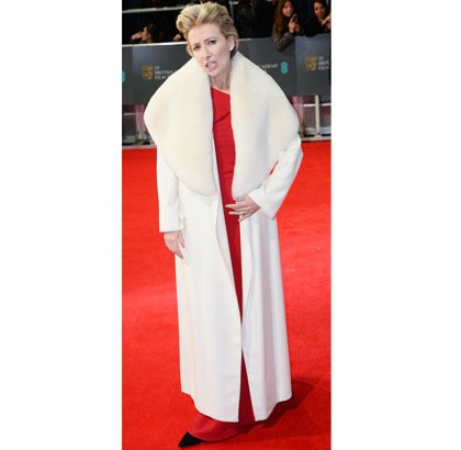 Emma Thompson tampil dengan coat bulu yang panjang dan menutupi gaun merah Maria Grachvogel yang dikenakannya. Cuaca London malam itu mungkin sedang dingin, namun tampil tertutup dengan coat dengan kerah bulu bukanlah opsi yang baik untuk di karpet merah.