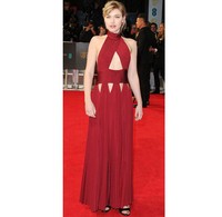 Riasan cantik, tatanan rambut pun terlihat elegan. Namun sayangnya, gaun yang dikenakan Imogen Poots gagal mencuri atensi karena terkesan terlalu berusaha tampil seksi. Bagian potongan atau cut-out di bagian dada terlihat baik-baik saja, tapi potongan bentuk segitiga di sepanjang garis pinggang gaun terkesan berlebihan.