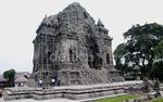 Abu Kelud di Candi Kalasan Dibersihkan